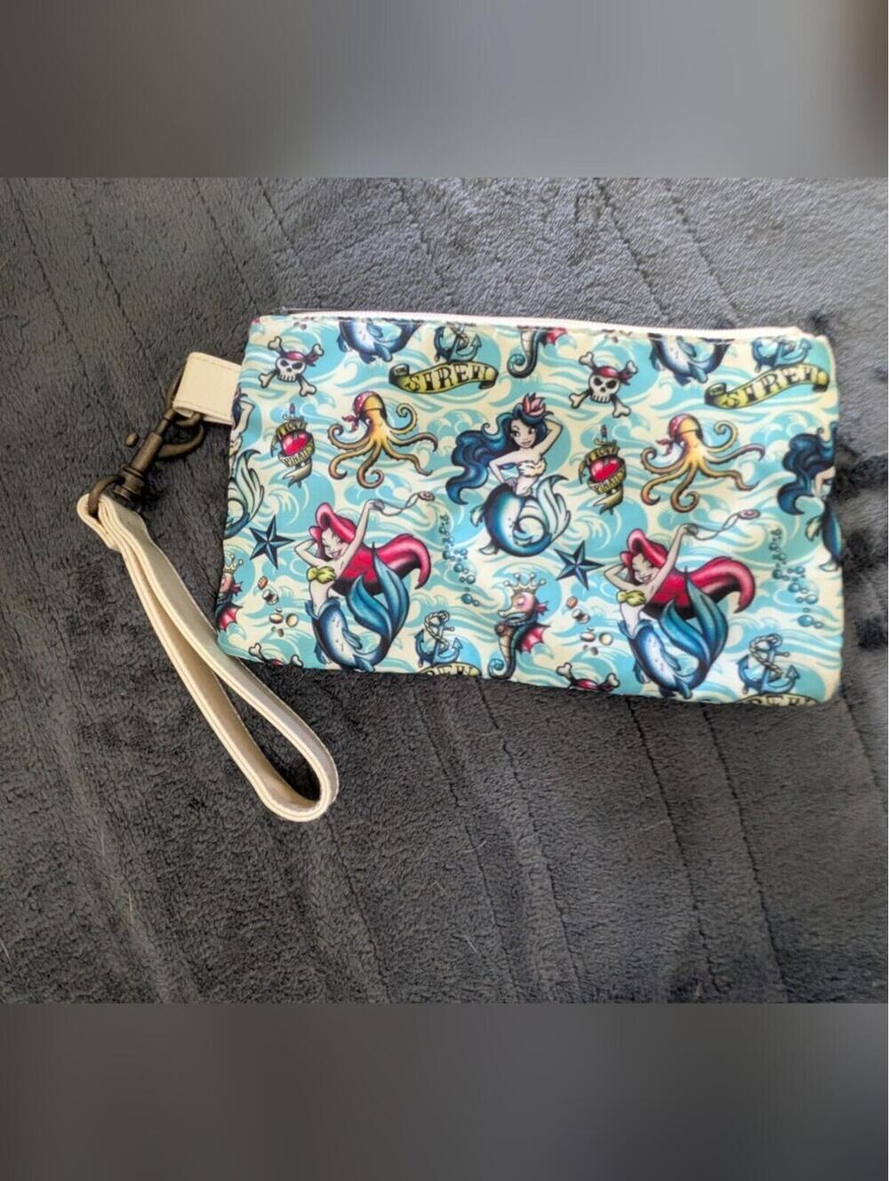 Rare Disney Parks Pirates & Sirens Of The Deep Mermaid Clutch EUC Collectible